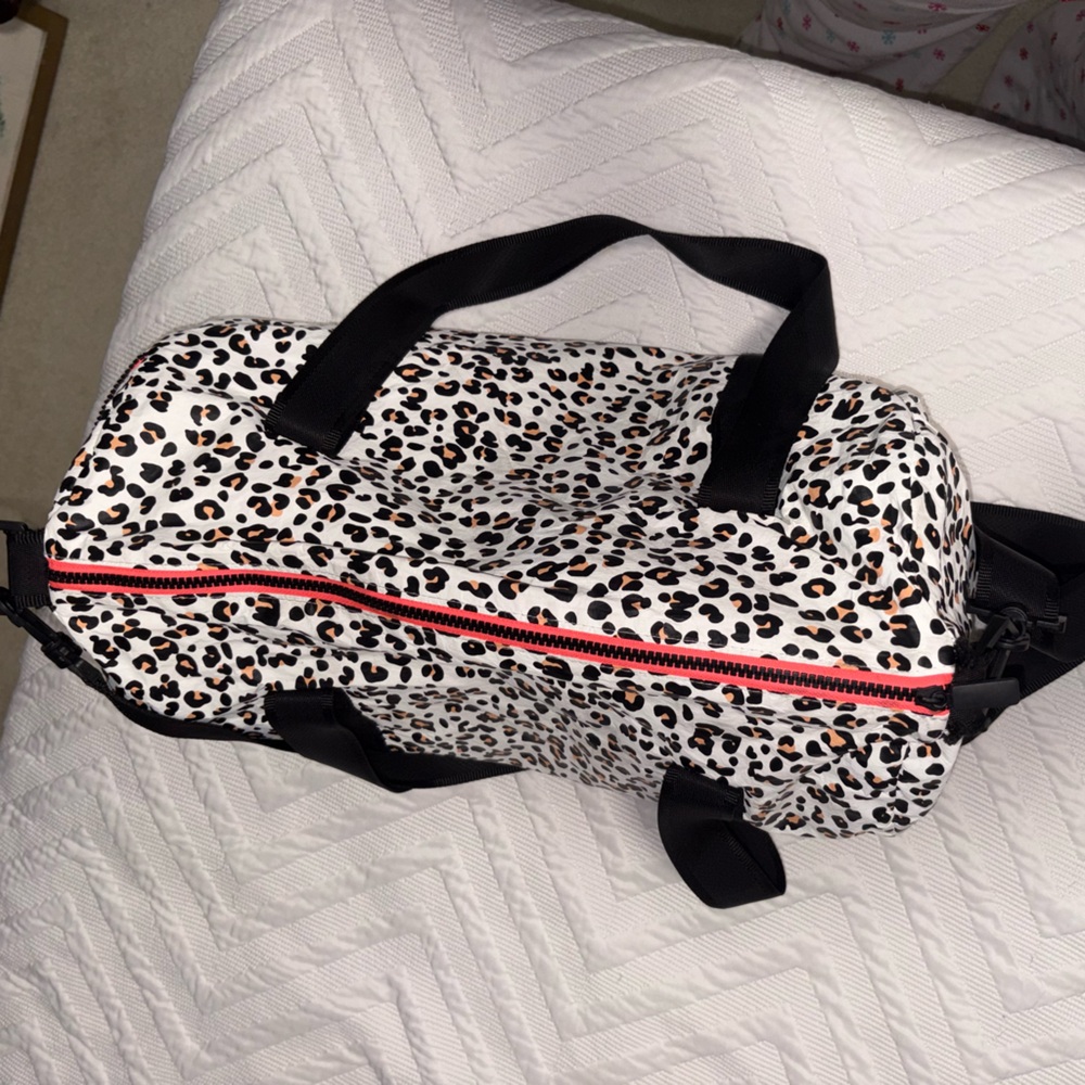 ALOHA Collection White Duffel with Pink Accents zippered Gym bag